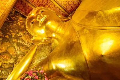 Explore os templos vibrantes de bangkok — palácio real, wat pho e wat arun — em um passeio privado com transporte flexível, guia local e busca no hotel.