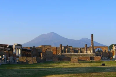 Entdecke pompeji bei einer geführten tour ab neapel, schlendere durch die gut erhaltenen straßen und besuche eine lokale schmuckwerkstatt. hin- und rückfahrt inklusive.