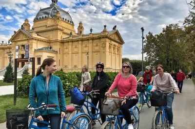 Découvrez zagreb à vélo : le marché dolac, la tour lotrščak, l’église saint-marc et le coup de canon de midi, guidé par un local avec tout le matériel inclus.