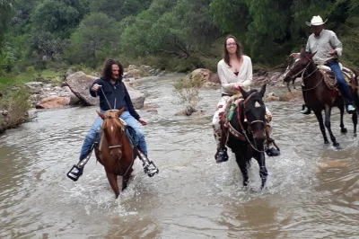 Scopri la campagna di san miguel de allende a cavallo, attraversa canyon e fiumi con cowboy locali e gusta un pranzo all’aperto al ranch. guida inclusa.