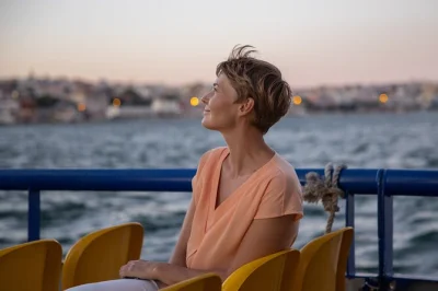 Explore lisboa pelo rio com passeio de barco entre o centro e belém, ingressos flexíveis hop-on hop-off, dj ao pôr do sol, wi-fi grátis e acessibilidade para cadeirantes.