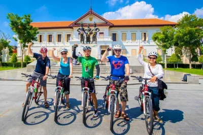 Recorre en bici la ciudad vieja de chiang mai con un grupo pequeño, visita templos, prueba snacks del mercado y escucha historias de un guía local. incluye bici, casco y snacks.