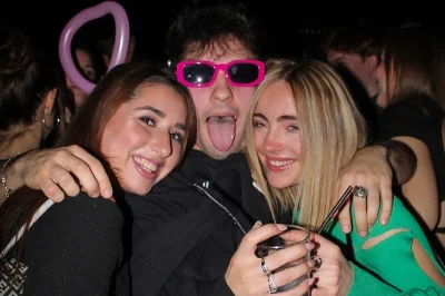 Descubre la vida nocturna de madrid con una ruta guiada por bares, entrada vip a clubes, chupitos de bienvenida y descuentos en bebidas. conoce gente nueva y disfruta de un show sorpresa. reserva ya.