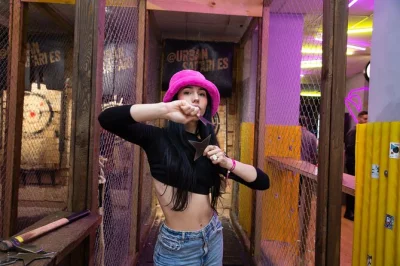 Disfruta del tiro con hacha en madrid con un instructor local experto. aprende técnicas, compite con amigos y relájate con barra abierta en tu sesión de 2 horas. ¡reserva ya!