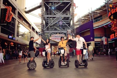 Sinta a energia do centro de las vegas em um tour guiado de segway. passe pela loja do pawn stars, fremont street e container park com um guia local — inclui fone de ouvido e água.
