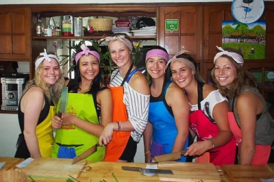 Disfruta de una clase práctica de cocina tailandesa en chiang mai, elige 6 platos clásicos y saborea tu propia creación con consejos locales—incluye recogida en hotel y recetas.