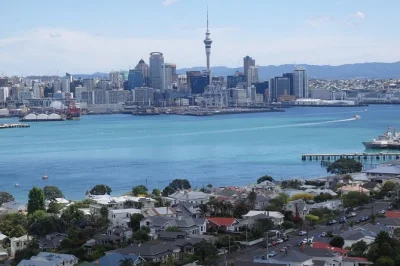 Descubre auckland en un tour de día completo con caminatas por volcanes, playas de arena negra, cata de vinos en kumeu y parada para almorzar. incluye recogida en hotel.