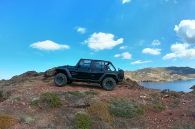 Descubra o lado selvagem de mykonos em um passeio de jeep por praias de seixos, vistas do farol armenistis e vilarejos escondidos. inclui traslado e vinho local.