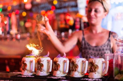 Découvrez l’âme de key west avec une balade cocktail : 5 boissons, 2 dégustations, histoires locales et bars authentiques hors duval. petit groupe avec guide.