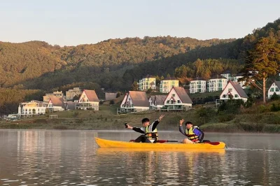 Scivola sul lago tuyen lam di da lat all’alba o al tramonto, fai una pausa per un caffè artigianale su un isolotto tranquillo e respira l’aria fresca dei pini—con guida, kayak o sup e snack inc