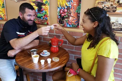 Erlebe miami’s little havana bei einem zweistündigen spaziergang – koste frischen kubanischen kaffee, triff ladenbesitzer und höre spannende lokale geschichten. inklusive guide und kaffeeverkost