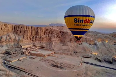 Disfruta un paseo en globo sobre luxor al amanecer, contempla sus templos desde el cielo y termina con plátanos frescos y té egipcio en banana island. incluye recogida en hotel.