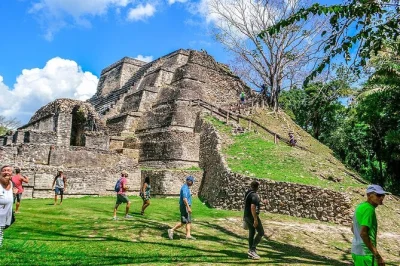Entdecke die maya-ruinen von altun ha und die lebhaften straßen von belize city. inklusive hotelabholung, erfahrener guide und mittagessen. jetzt abenteuer buchen!