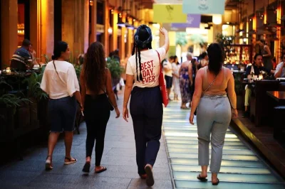 Descubre atenas al caer la noche con un grupo pequeño, disfruta de copas en azoteas, platos de meze y relatos locales. incluye tres bares, degustación de licores y guía amigable.