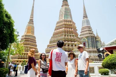 Sinta a energia de bangkok em um passeio de barco pelo rio chao phraya, conheça o palácio real e o wat pho com guia local e entradas inclusas.