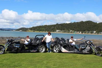 Siente el viento en un tour en trike v8 desde paihia, recorriendo la marina de opua, parando en las cascadas haruru y el mirador de waitangi. guía privado y todo el equipo incluido.