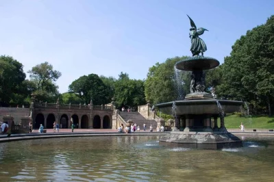 Erlebe den central park ab grand army plaza: entdecke bethesda terrace, strawberry fields und spannende geschichten bei einer kleinen gruppenführung.