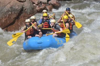 Viva a emoção do rafting no royal gorge pelo rio arkansas com guias experientes, vistas incríveis do cânion e um almoço à beira do rio — inclui equipamento e transporte.