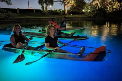 Scopri la magia del lago ivanhoe di orlando di notte, pagaia su kayak trasparenti o sup illuminati da luci led, con guide locali, foto incluse e tutta l’attrezzatura fornita.