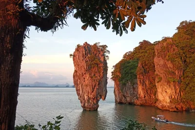 Descubre la magia tranquila de phang nga bay al atardecer, rema en canoa por cuevas marinas, visita james bond island sin multitudes, cena a bordo con guías locales.