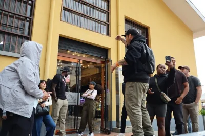 Step into bogotá’s la candelaria with a local walking tour—taste exotic fruits, see plaza de bolívar, try chicha, and end playing tejo. includes snacks.