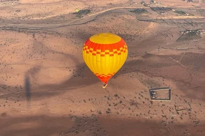 Survolez agadir au lever du soleil en montgolfière, participez au gonflage et savourez un petit-déjeuner marocain après l’atterrissage. navette hôtel et guide local inclus.