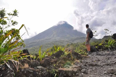 Scopri la cascata la fortuna, attraversa i ponti sospesi dell’arenal, cammina sui campi di lava e rilassati nelle sorgenti termali con guida locale e trasferimento dall’hotel.