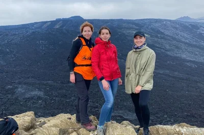 Sinta o calor da erupção do fagradalsfjall, atravesse continentes na península de reykjanes e caminhe entre fontes termais fumegantes. inclui traslado de reykjavik.