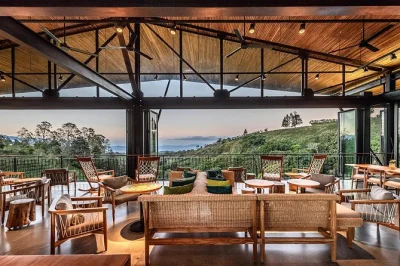 Explore o vale central da costa rica com um guia local. visite fazendas de café, artesãos de sarchí ou um santuário de animais. transporte privado 4x4 incluído.