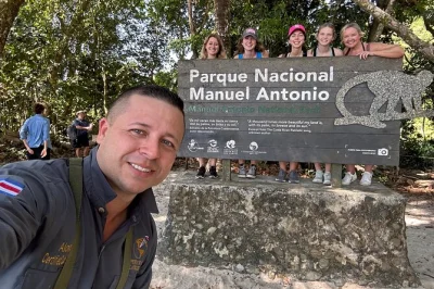 Manuel antonio, singes, paresseux et plages de sable blanc et noir. balade guidée avec photos hd des animaux et temps libre pour profiter du parc. guide local inclus.