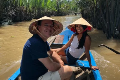 Saia de ho chi minh city de speedboat para um passeio de um dia pelo delta do mekong. pedale por estradas da vila, prove doce de coco, desfrute de almoço à beira do rio e relaxe com traslado incluí