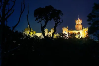 Explore os palácios de sintra, os penhascos do cabo da roca e a vila de cascais em um tour privado de um dia com traslado do hotel. viva a costa e a história real de portugal.