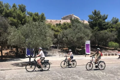 Scopri atene in e-bike: passa davanti all’acropoli, attraversa plaka e ascolta storie con guida audio dal vivo. include casco e acqua in bottiglia.