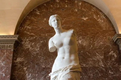 Scopri i capolavori del louvre in un tour privato con una guida autorizzata. accesso prioritario, storie autentiche e la gioconda—perfetto per gli amanti dell’arte a parigi.