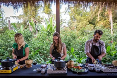 Scopri la cucina cambogiana vicino a siem reap con uno chef locale, visita al mercato, lezione pratica e trasferimento in tuk-tuk incluso.