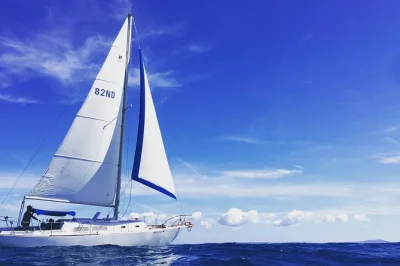Sinta o vento na baía de san juan em um passeio privado de vela, passando pelos fortes do old san juan, vistas da cidade e mar aberto. inclui aula prática, equipamentos e capitão local.