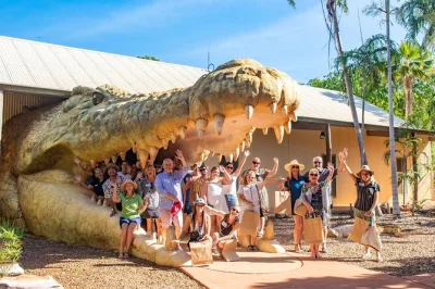 Vive la emoción en el parque de cocodrilos malcolm douglas en broome, acércate a cocodrilos gigantes, disfruta de las exhibiciones de alimentación y aprovecha la recogida fácil desde tu hotel o ae