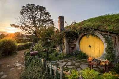 Descubre la magia de hobbiton y navega bajo las luciérnagas de waitomo en una excursión guiada desde auckland, con recogida en hotel y almuerzo tipo picnic.