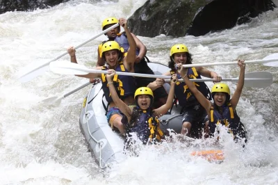 Sinta a adrenalina do rafting no rio ayung, explore a floresta dos macacos em ubud e descubra o mercado de artes local — com transporte, almoço e guia inclusos.