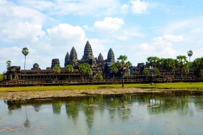 Scopri l’alba ad angkor wat, esplora le radici della giungla a ta prohm e passeggia tra le rovine di angkor thom con una guida privata da siem reap. incluso trasferimento e guida certificata.