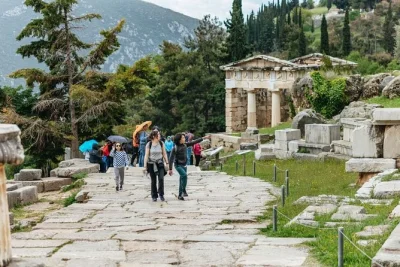 Descubre el antiguo delphi, su museo y pasea por las calles de montaña de arachova en una excursión desde atenas con guía arqueóloga, app de audio y transporte de regreso.