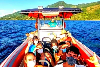 Découvrez ilhabela en superboat jusqu’aux plages de bonete et indaiaúba, avec histoires locales, rencontre au village caiçara et baignade sous une cascade. assurance et parking gratuit inclus.