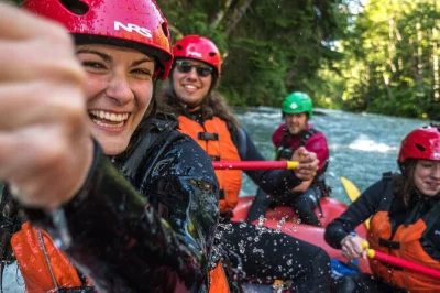 Vivez l’adrénaline du rafting sur la green river à whistler avec guides locaux, équipement complet et navette depuis le camp de base. À partir de 10 ans, combinaison fournie.