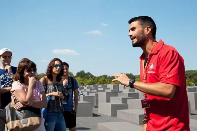 Découvrez l’histoire lourde de berlin avec une visite guidée du troisième reich. explorez le mémorial de l’holocauste, le site du bunker d’hitler, et écoutez des récits poignants avec un g