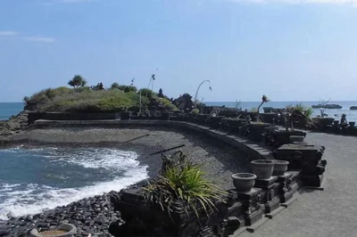 Entdecke die tempel taman ayun und tanah lot auf bali mit privatem auto, englischsprachigem guide und hoteltransfer. erlebe heilige orte und traumhafte sonnenuntergänge. jetzt buchen.