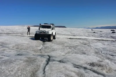 Explore o lado selvagem da islândia no passeio de um dia pelo círculo dourado saindo de reykjavik—superjeep, gêiseres, cachoeiras, off-road no glaciar e traslado incluso.