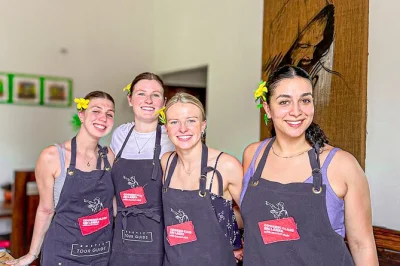 Scopri il mercato locale di colombo e poi cucina un pasto completo tipico dello sri lanka in una villa di famiglia. pranzo, ricette e guida inclusi. possibile pick-up.