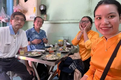 Explore ho chi minh de scooter, provando comidas de rua como banh mi e arroz quebrado com um guia local. inclui busca e retorno ao hotel.