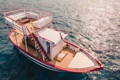 Découvrez syracuse en bateau, nagez près d’ortigia et savourez un déjeuner sicilien frais à bord. guide local, boissons et itinéraire flexible inclus.