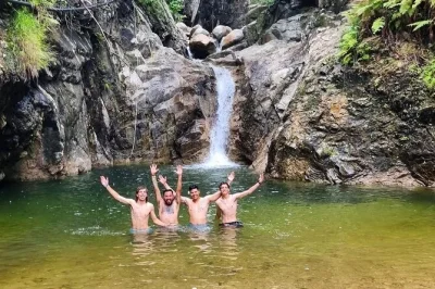 Puerto vallarta, cascate e trekking nella giungla: esplora sentieri, nuota sotto le cascate e goditi panorami mozzafiato sulla baia. trasporto locale, snack di frutta e guida inclusi.